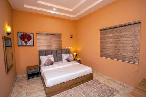 Ένα ή περισσότερα κρεβάτια σε δωμάτιο στο 778 Stone House Apartment