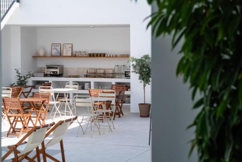 a room with chairs and a table and a kitchen at Hotel Boutique Maram - Adults Only in Vejer de la Frontera
