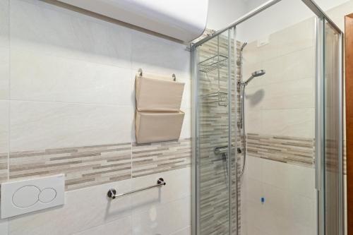 y baño con ducha y cabina de ducha acristalada. en Mountain Nest, en Tarvisio