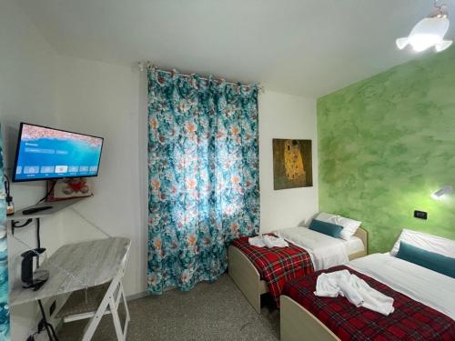 Madonna dell'ancora في ساسوولو: غرفة فندقية بسريرين وتلفزيون