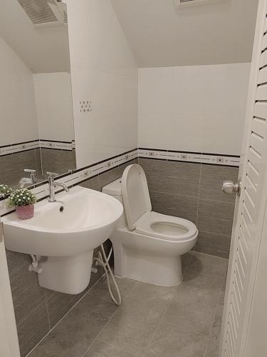 a bathroom with a white toilet and a sink at The lake Townhouse 3BR 3BA in Ban Nong Chaeng
