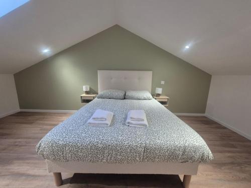 Ένα ή περισσότερα κρεβάτια σε δωμάτιο στο #Le 2 Paris # Thiers #