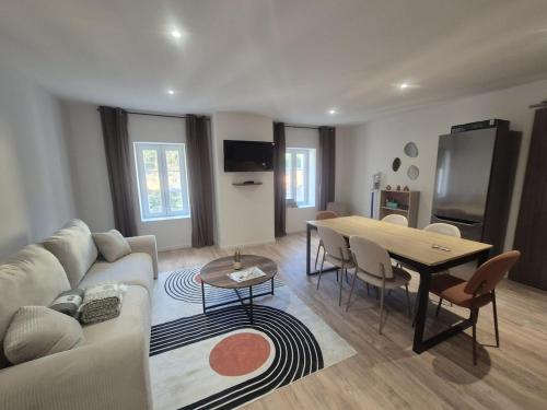 Μια τηλεόραση ή/και κέντρο ψυχαγωγίας στο #Le 2 Paris # Thiers #