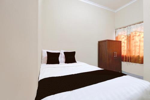 Postel nebo postele na pokoji v ubytování Hotel O Homestay Ka Villa Syariah