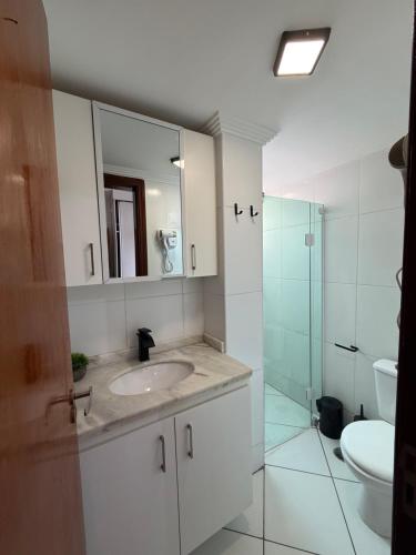 ein Badezimmer mit Waschbecken, Toilette und Dusche in der Unterkunft Apartamento no Centro de Sorocaba com vaga de garagem in Sorocaba