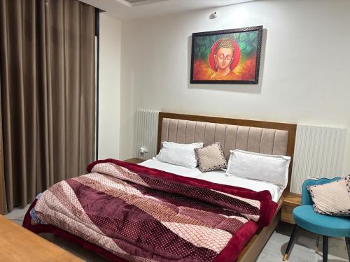 En eller flere senge i et værelse på Ganga River cozy stay by The Nirvanaa blues