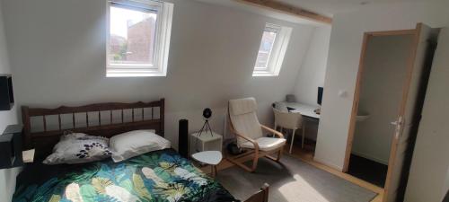 Voodi või voodid majutusasutuse Croix Roubaix - Chambre cosy avec salle de bain privée toas