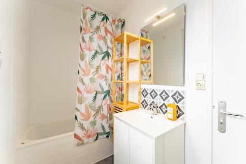 a bathroom with a sink and a shower at Le bel Albi T3 tout équipé & wifi haut débit in La Celle-sous-Gouzon