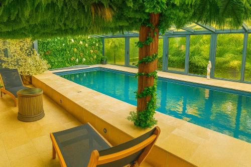 Bazén v ubytování Villa riviera hammam, piscine & jacuzzi nebo v jeho okolí