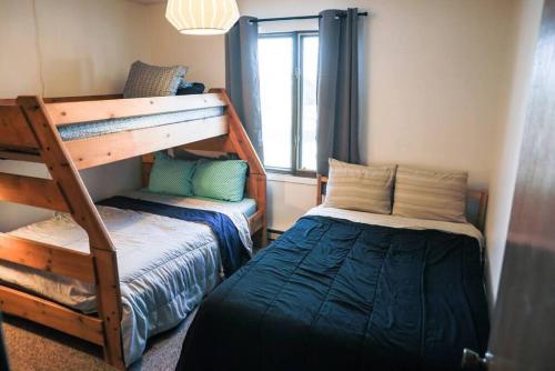 Ένα ή περισσότερα κρεβάτια σε δωμάτιο στο Mountain Escape in Fraser near Winter Park Trails