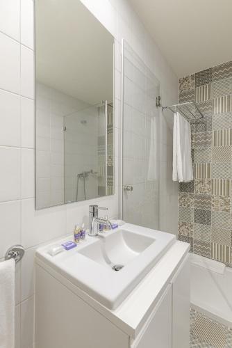 Charming Balcony Apartment in Historic Ribeira - Inside Porto Apartments "Mouzinho"
