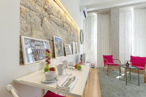 Charming Balcony Apartment in Historic Ribeira - Inside Porto Apartments "Mouzinho"