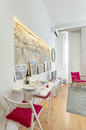 Charming Balcony Apartment in Historic Ribeira - Inside Porto Apartments "Mouzinho"