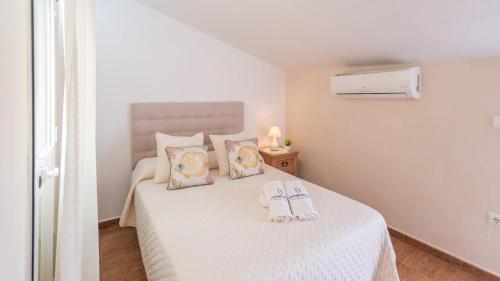 a bedroom with a bed with two towels on it at Casa Abril by Ruralidays in Setenil
