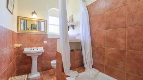 Un baño con ducha, inodoro y lavabo. en Finca El Olivo Llorón Montilla by Ruralidays, en Montilla