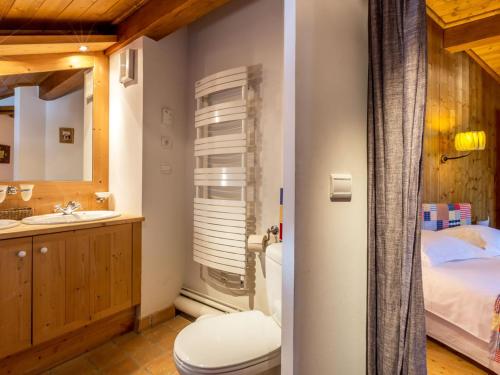 Ένα μπάνιο στο Chalet spacieux à Courchevel avec Wi-Fi et parking, proche des pistes, 5 chambres - FR-1-562-40