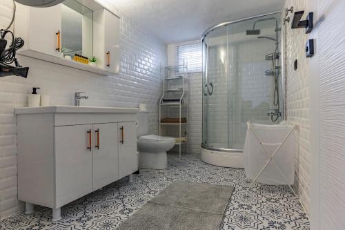 Ένα μπάνιο στο Melissas Suites Lara