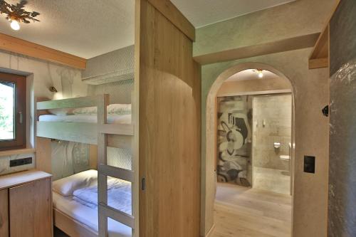蒂罗尔-泽费尔德Die Seefelderin - Boutiquehotel St. Georg的带双层床的客房和走廊