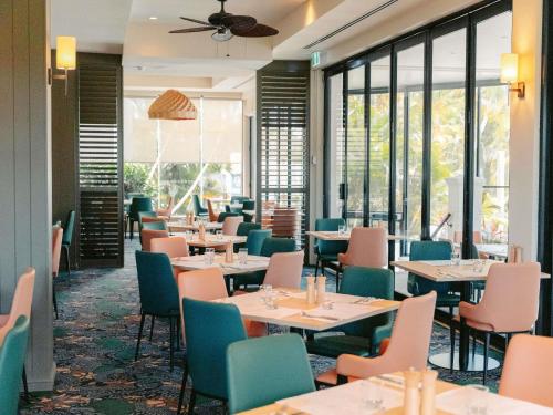 Un restaurante u otro lugar para comer en Mercure Gold Coast Resort
