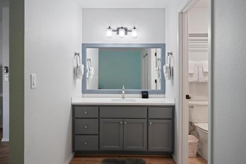 ein Badezimmer mit Waschbecken und Spiegel in der Unterkunft Redmond Rest in Redmond