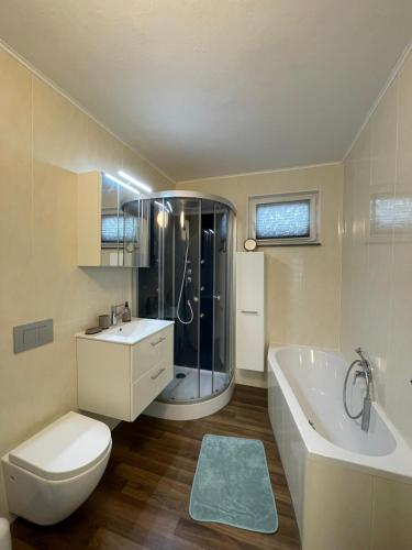 Et badeværelse på Komfortables Einraum-Apartment in Weißenthurm