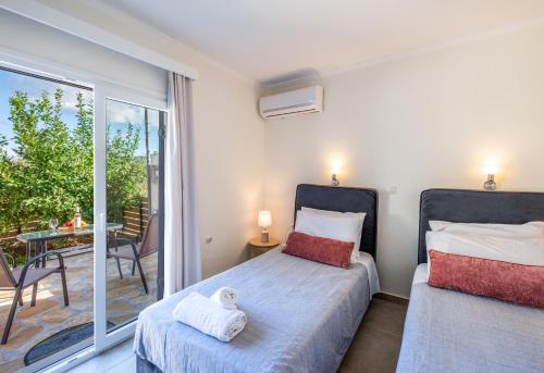 Giường trong phòng chung tại Family Villa Portes with panoramic view!