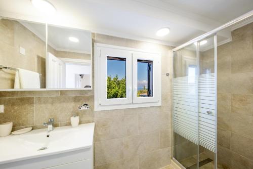 Phòng tắm tại Family Villa Portes with panoramic view!