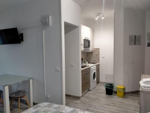 Kuchyň nebo kuchyňský kout v ubytování Monolocale policlinico gb rossi borgo roma verona