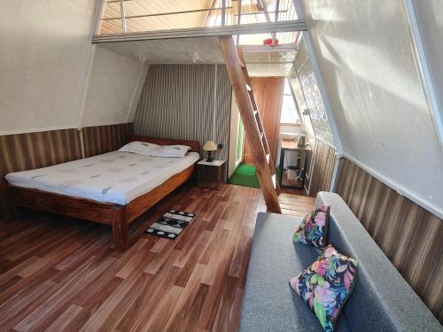 Ένα ή περισσότερα κρεβάτια σε δωμάτιο στο Sikhri Kaziranga Homestay