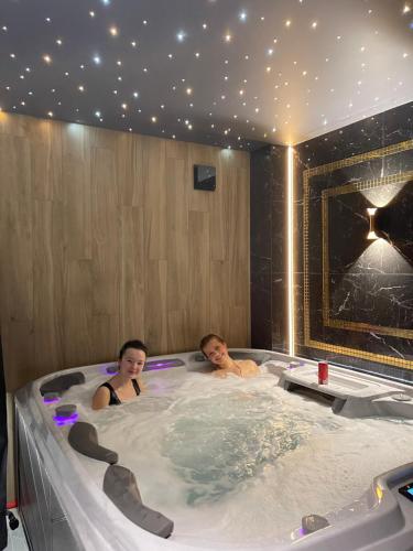 Dos personas en una bañera en una habitación. en Moris Beach Hotel, en Gdansk