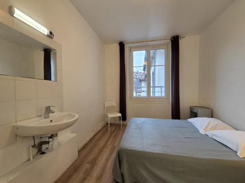 Postel nebo postele na pokoji v ubytování Budget Hôtel Weber - Strasbourg Centre Gare