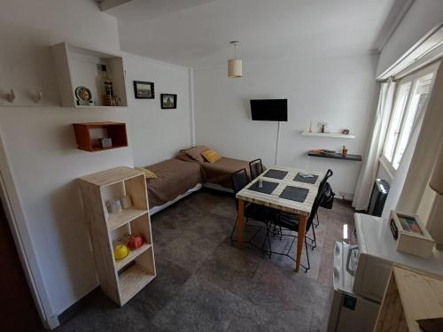 Μια τηλεόραση ή/και κέντρο ψυχαγωγίας στο Falucho 1574 Zona Aldrey 200mts Guemes, 300mts Playa