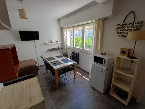 Η κουζίνα ή μικρή κουζίνα στο Falucho 1574 Zona Aldrey 200mts Guemes, 300mts Playa