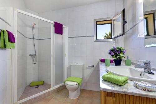 蓬塔普里马Villa Caballero by Villa Plus的浴室里有马桶、洗手池和淋浴。