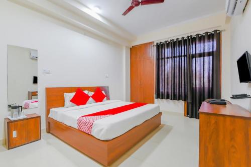 Ένα ή περισσότερα κρεβάτια σε δωμάτιο στο Hotel O Mapples Inn Palace