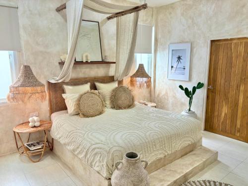 Una cama o camas en una habitación de Bali-Style Private Pool Villa,3 Min Walk to Beach