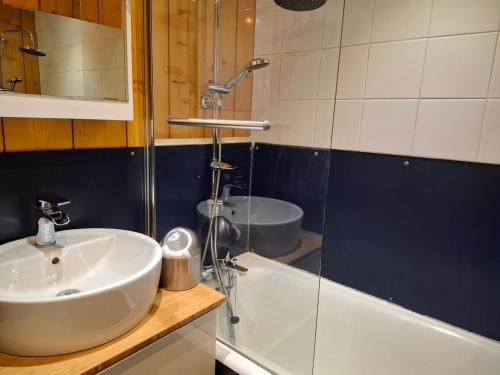 圣莫里斯堡Charmant 2 pièces cabine proche des pistes et commerces à Arc 1600 - FR-1-411-929的带水槽、淋浴和浴缸的浴室