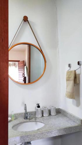 un baño con lavabo y espejo en Suite com Ar e Wi Fi na Casa Full Hausi Fortim 01, en Fortim