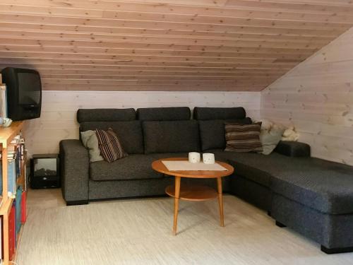 Posezení v ubytování Lovely Cabin Amidst Bustling Wildlife