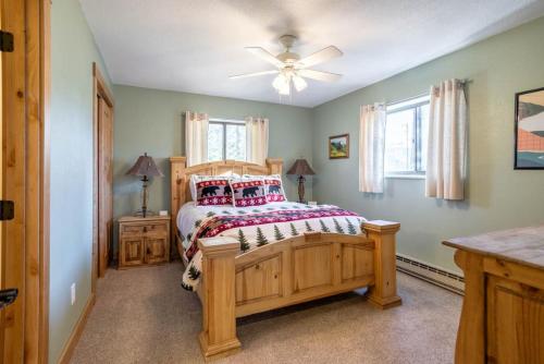 una camera da letto con un letto e un ventilatore a soffitto di WP Top Floor Getaway a Hideaway Park