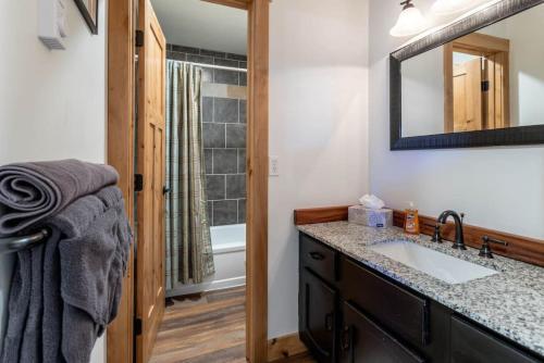 un bagno con lavandino e specchio di WP Top Floor Getaway a Hideaway Park