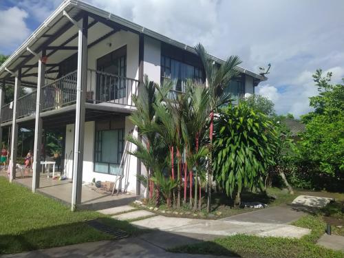 Un jardín fuera de Cabaña El Rambutan