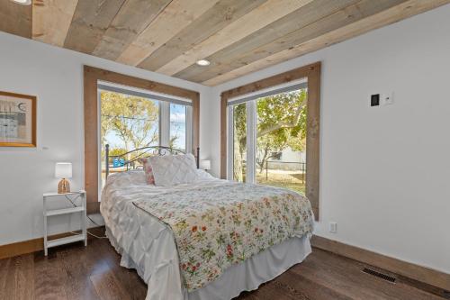 una camera da letto con un letto e una grande finestra di E&S Lake House Retreate&S Lake House Retreat ad Amherstburg