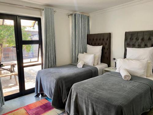 Giường trong phòng chung tại Luxurious 6 bed 6 baths in Sunridge - 2299