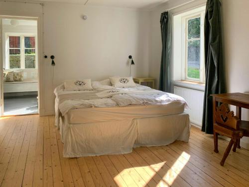 Ένα ή περισσότερα κρεβάτια σε δωμάτιο στο Historic Appartment By Mörrum River With Private Pier