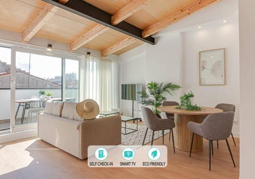 een woonkamer met een bank en een tafel bij Santa Lucía in A Coruña