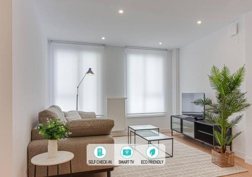 een woonkamer met een bank en een tv bij Santa Lucía in A Coruña