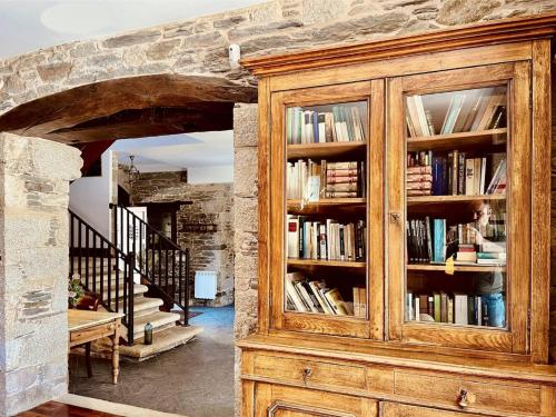 ein großer Holzschrank mit Büchern in der Unterkunft Prioral Countryside Villa in Miño