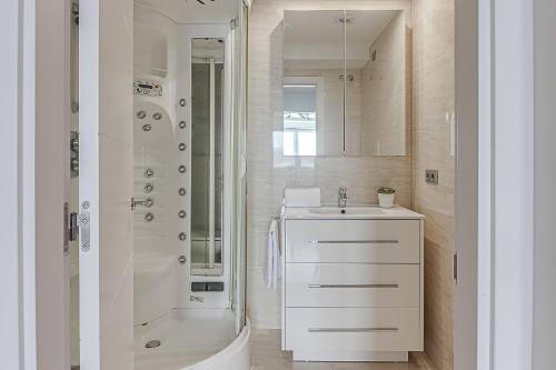 Et badeværelse på Riazor Ocean View Apartment