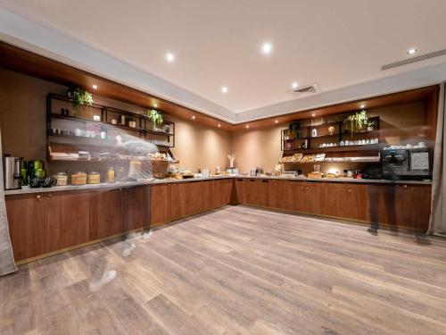 Принадлежности для чая и кофе в Mercure Paris Ouest Saint Germain